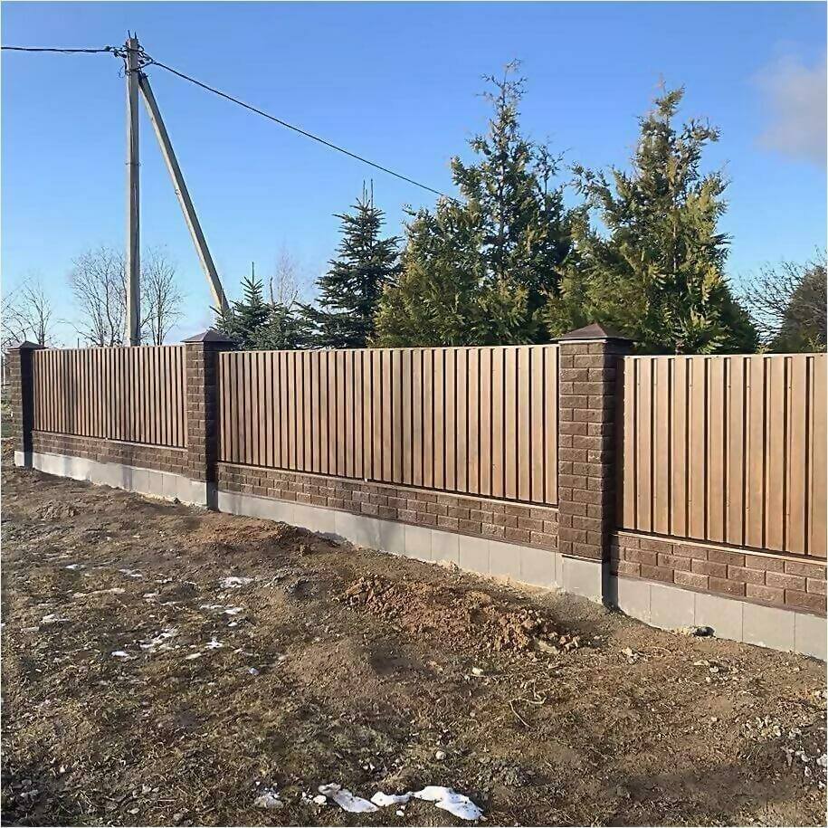 Забор из профлиста НС-21 цвет Printech темное дерево фото1 в Сыктывкаре