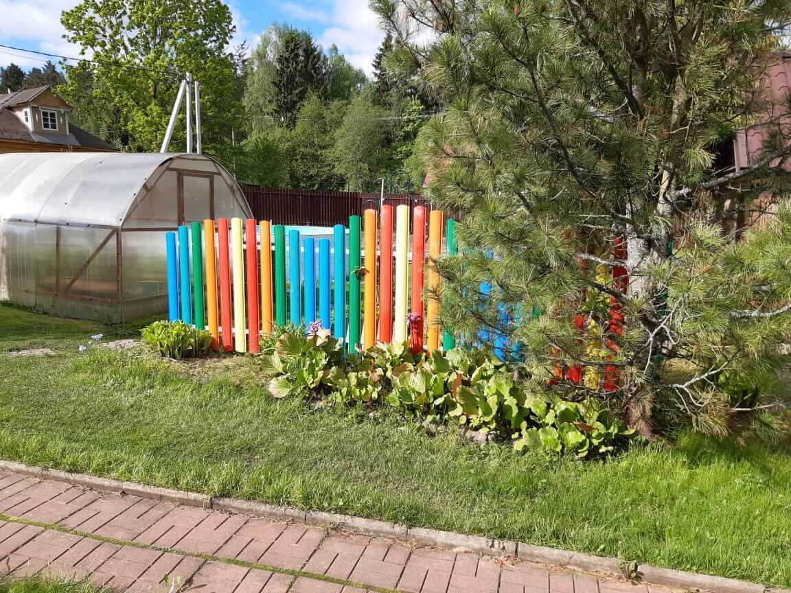 забор из разноцветного штакетника односторонний фото1 в Сыктывкаре