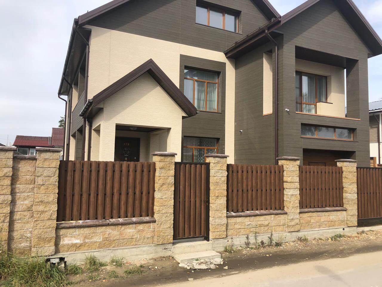 забор из штакетника каштан двухсторонний фото1 в Сыктывкаре