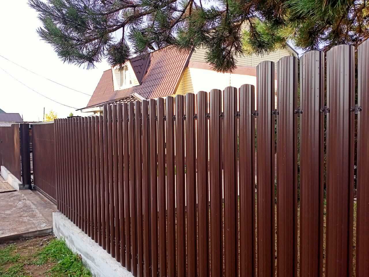 забор из штакетника шоколад фото1 в Сыктывкаре