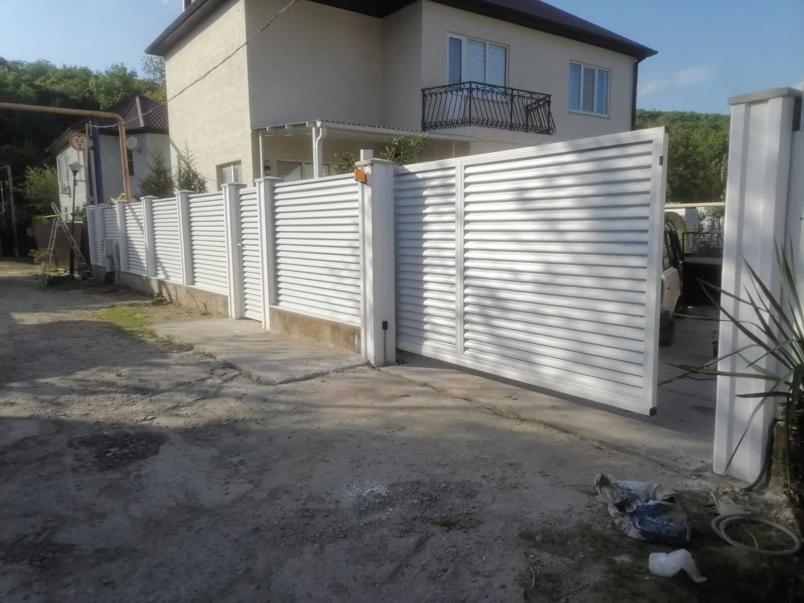 Забор с ламелями еврожалюзи ral9003/9003 Белый 2-х сторонний фото5 в Сыктывкаре
