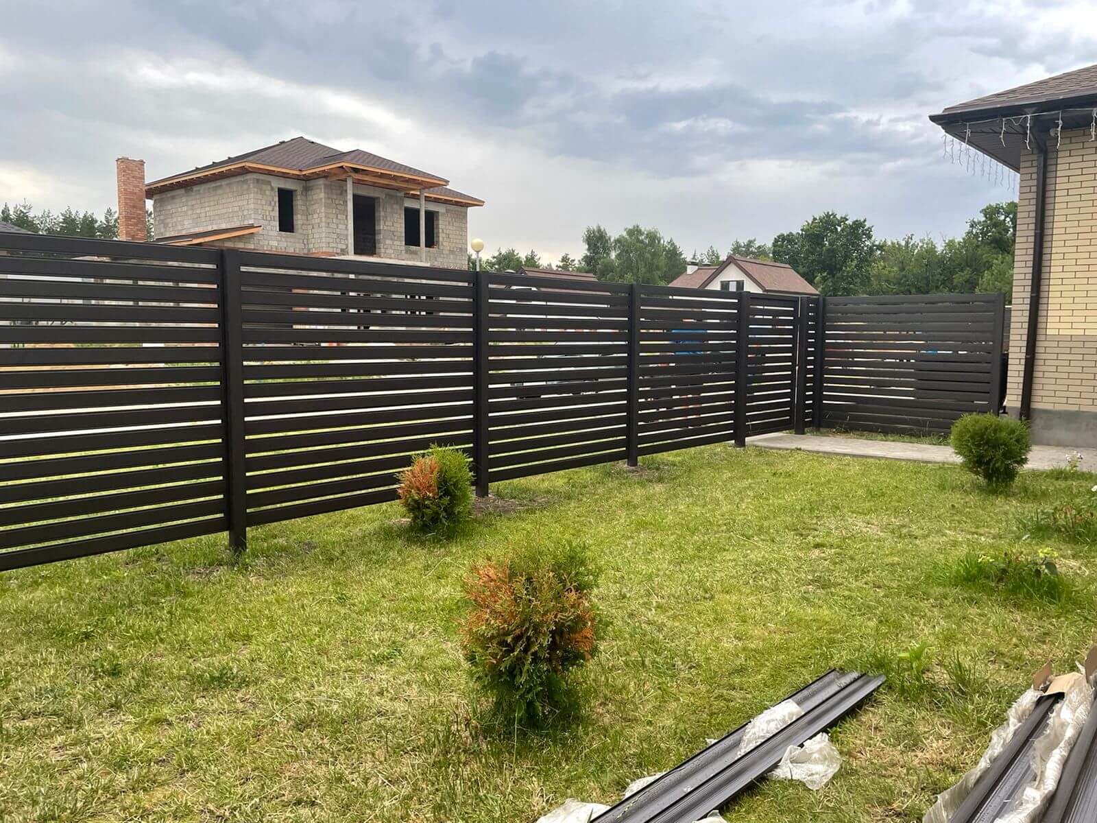 Забор из металлического планкена RAL8019 МАТТЕ фото2 в Сыктывкаре
