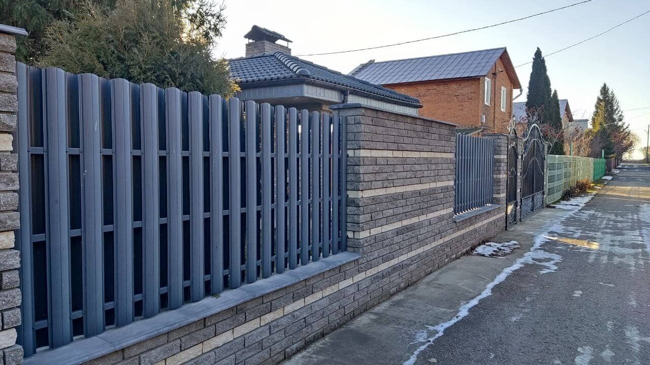 забор из штакетника RAL7024/7024 Серый графит двусторонний фото1 в Сыктывкаре