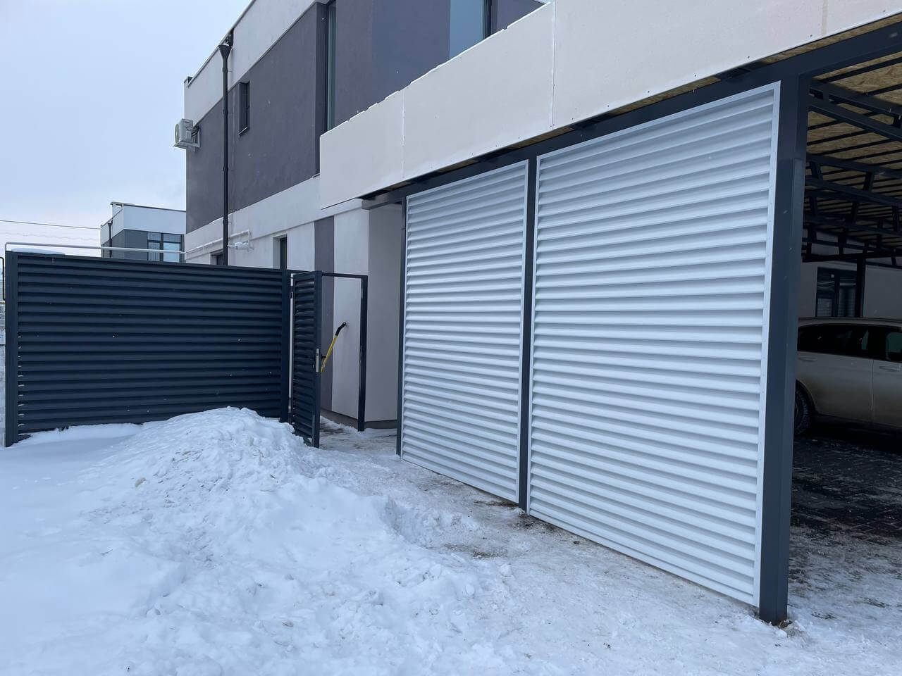 Парковочное место из ламелей Еврожалюзи RAL9003/9003 Белый двусторонний фото 1 в Сыктывкаре