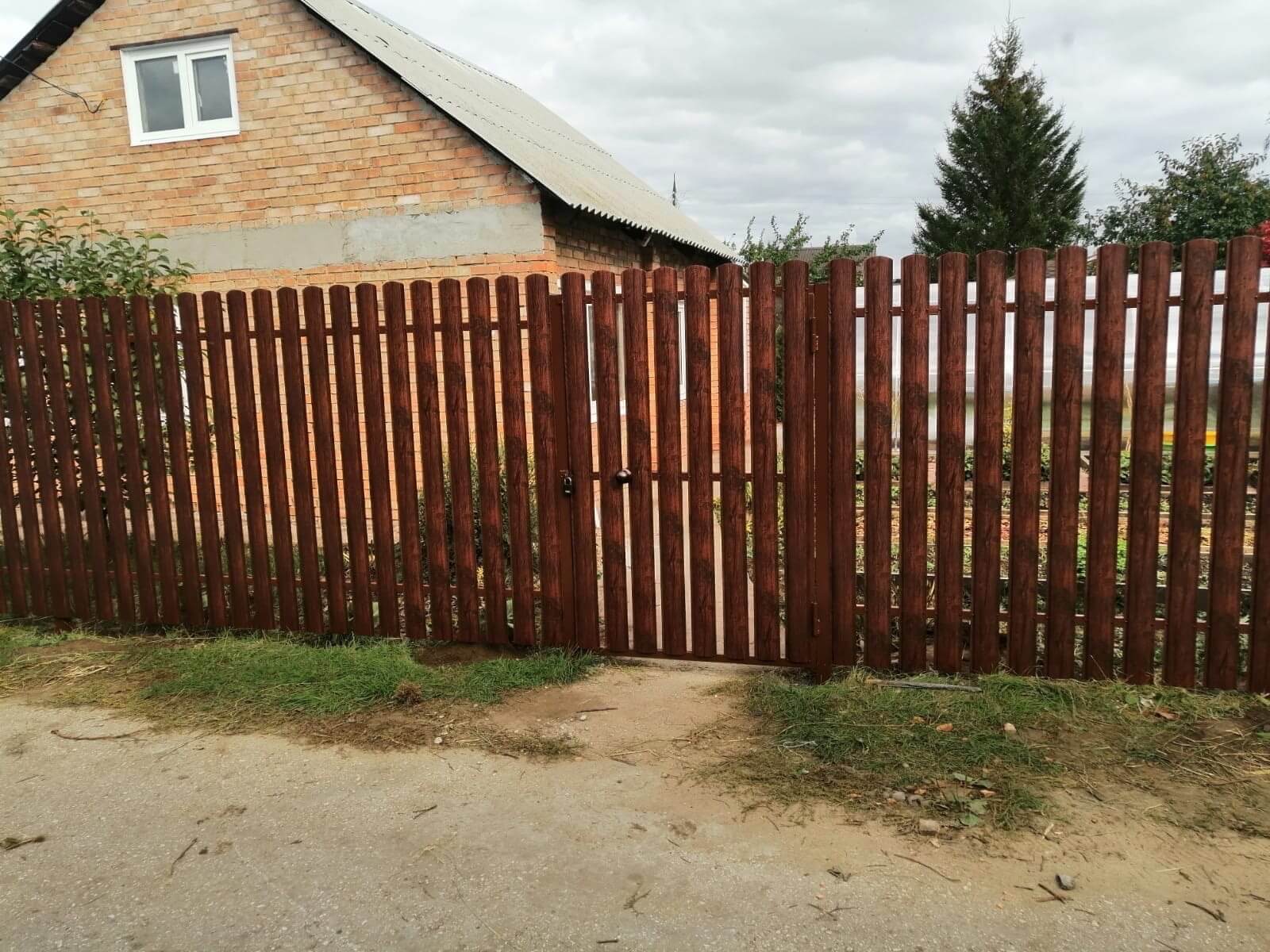 Забор из Евроштакетника 42м в покрытии под дерево SteelArt Античный Дуб в Сыктывкаре