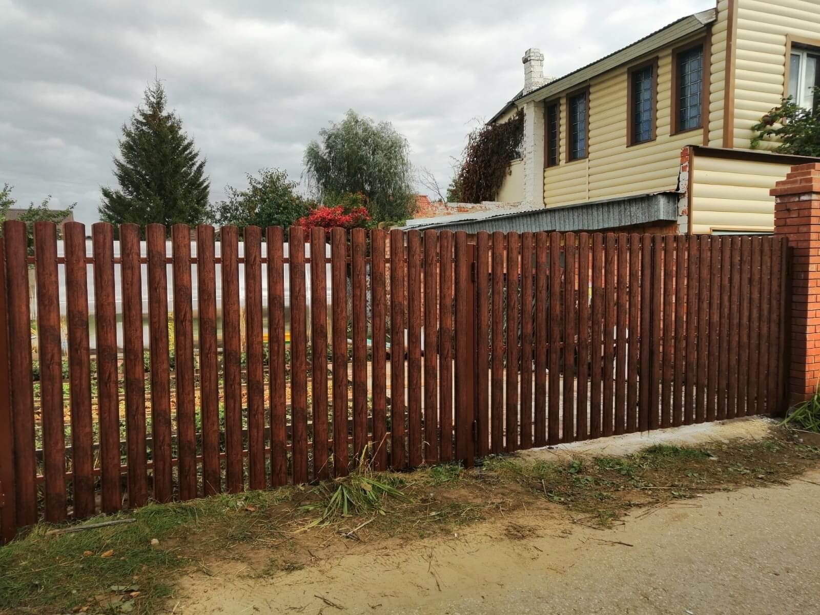 Забор из Евроштакетника 42м в покрытии под дерево SteelArt Античный Дуб фото 2 в Сыктывкаре