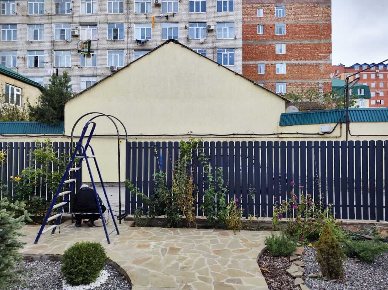 Забор из металлоштакетника RAL7024/7024 Серый Графит двусторонний матовый фото 4 в Сыктывкаре