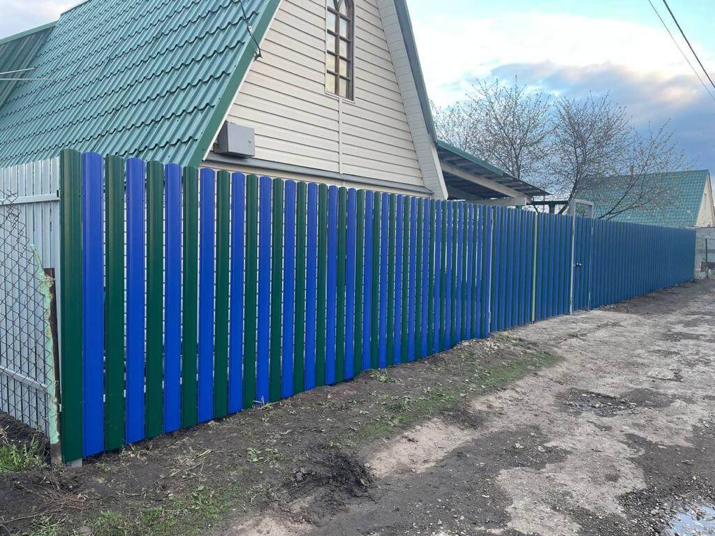 Забор из штакетника двух цветов 16м RAL6005 Зеленый Мох + RAL5002 Синий Ультрамарин фото 2 в Сыктывкаре