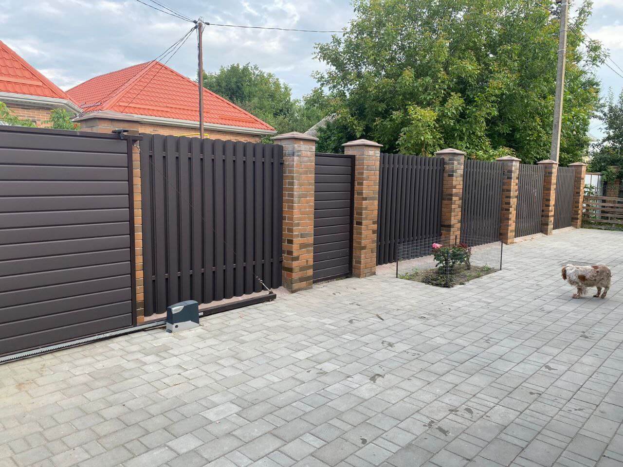 Забор из штакетника полукруглого 22м RAL8019 Темный Шоколад МАТТЕ фото 2 в Сыктывкаре