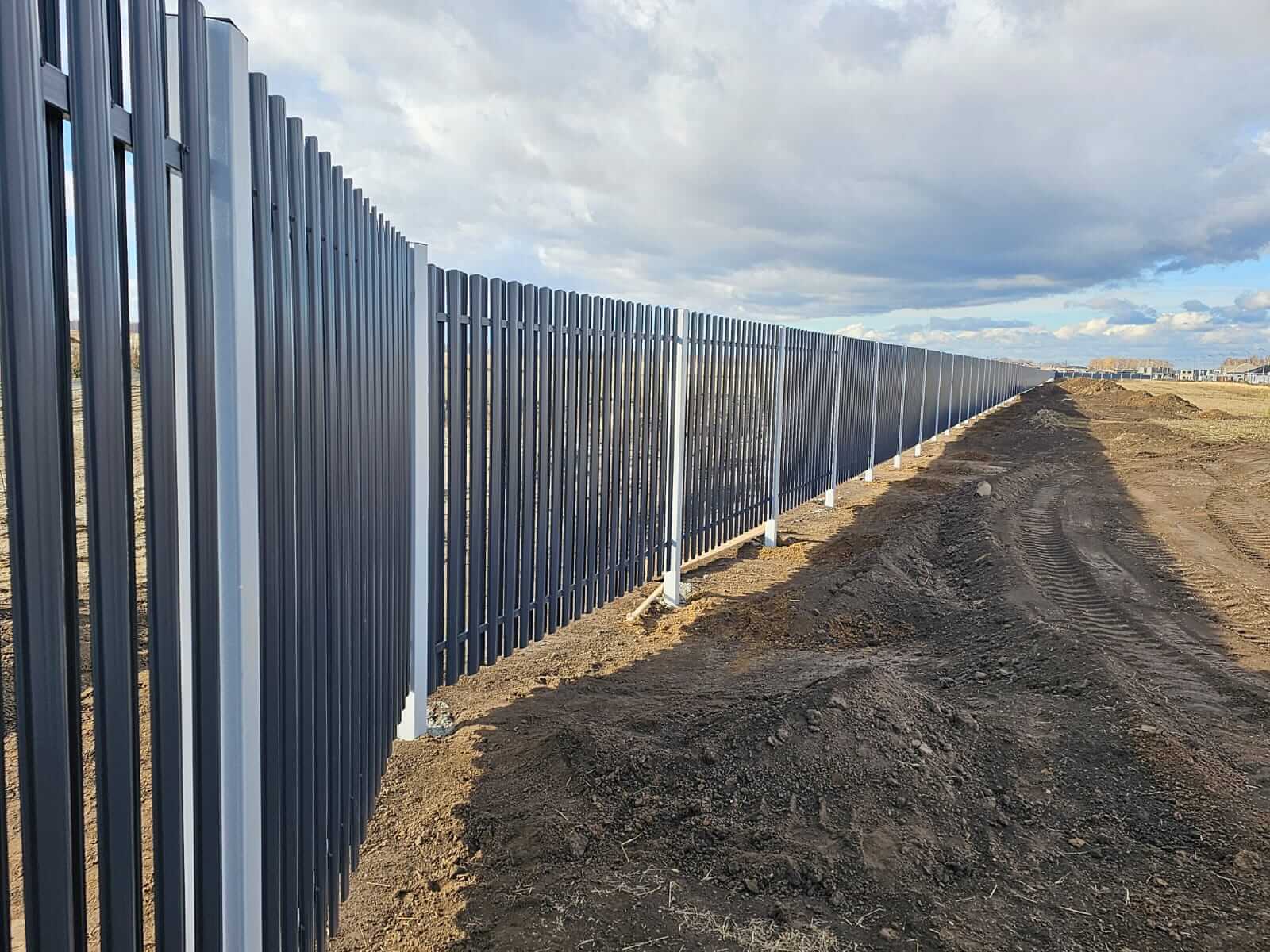 Забор из евроштакетника 234м RAL7024/7024 Серый Графит двусторонний фото 4 в Сыктывкаре