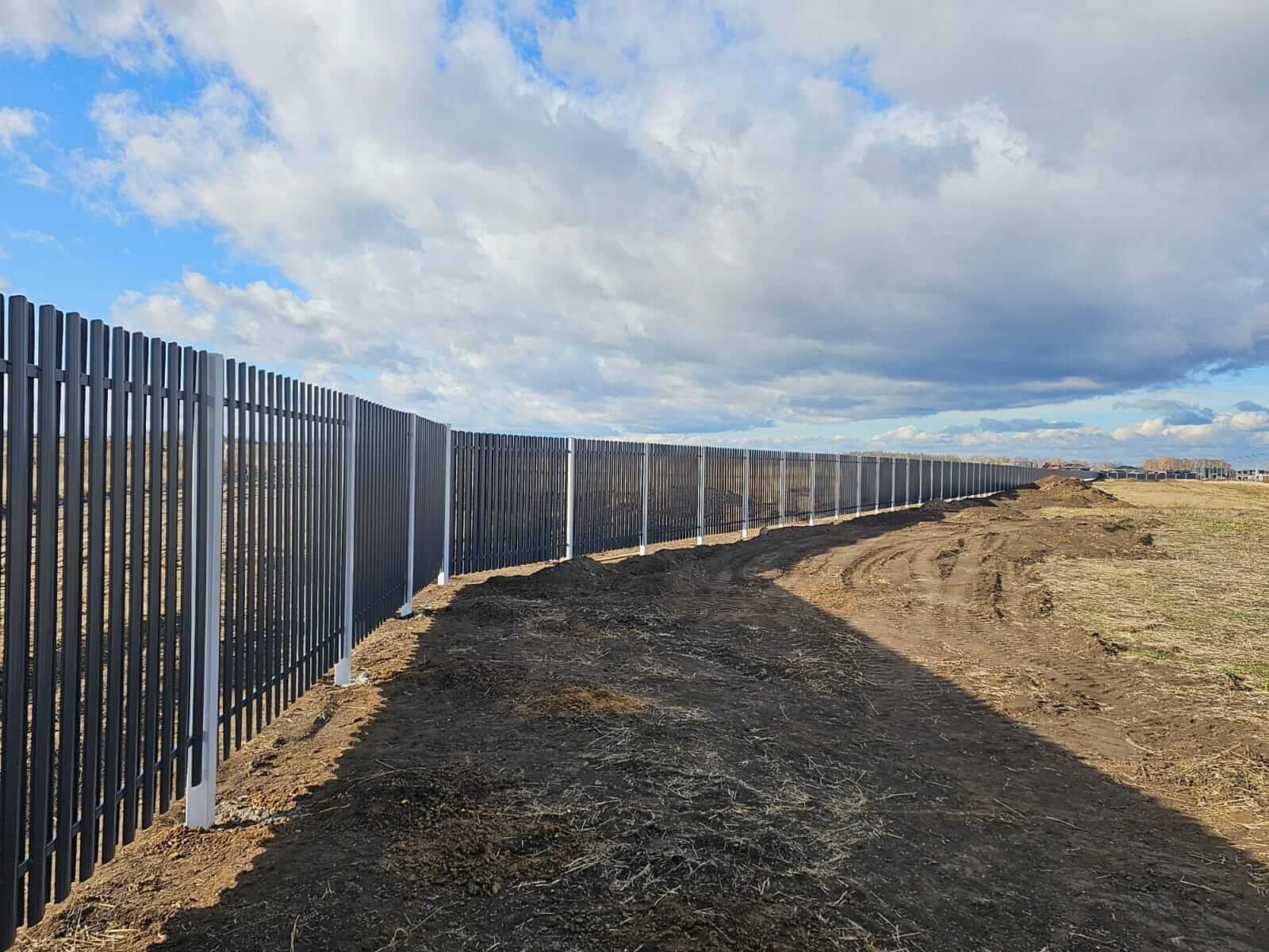 Забор из евроштакетника 234м RAL7024/7024 Серый Графит двусторонний фото 3 в Сыктывкаре