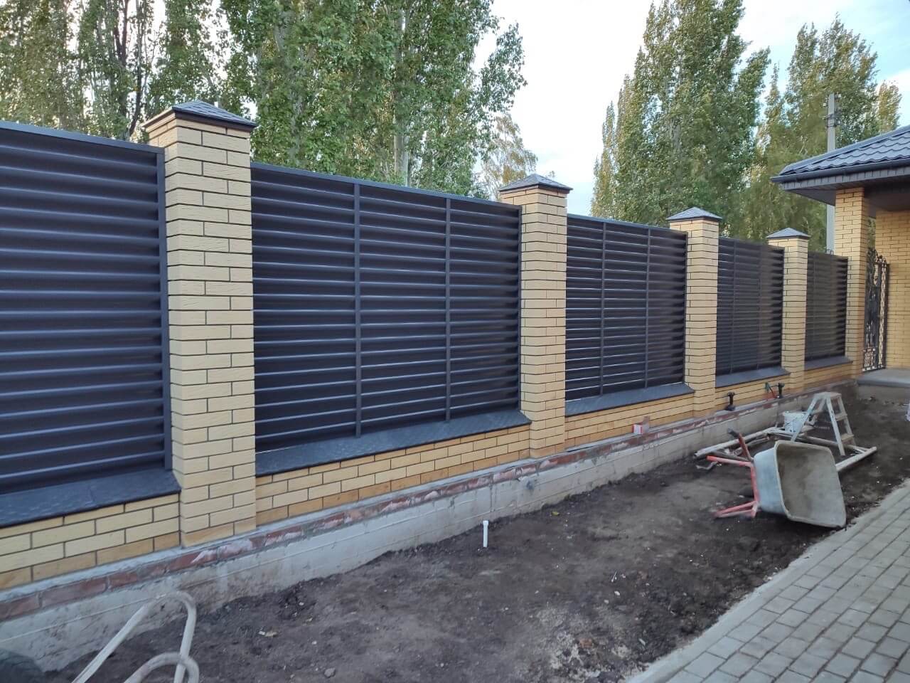 Забор-жалюзи с ламелями Еврожалюзи 16м RAL7024/7024 Серый Графит двусторонний фото 3 в Сыктывкаре
