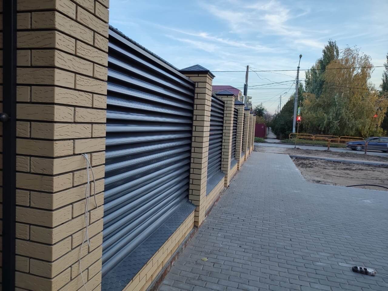 Забор-жалюзи с ламелями Еврожалюзи 16м RAL7024/7024 Серый Графит двусторонний фото 2 в Сыктывкаре
