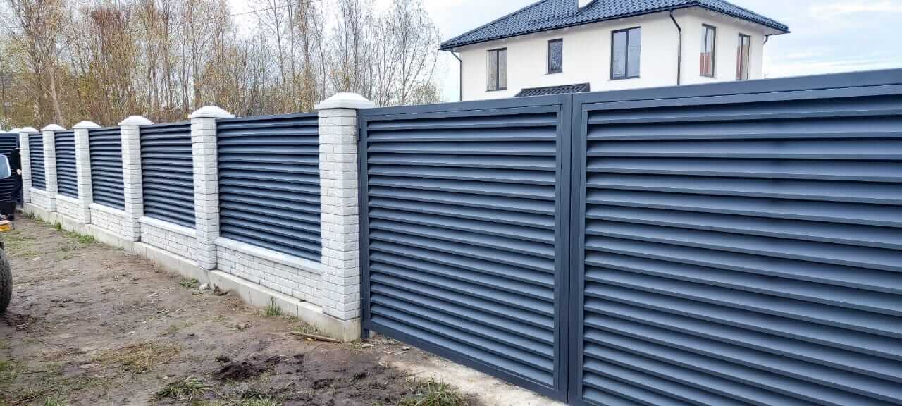 Забор-жалюзи из ламелей ЭКО-Z 32м RAL7024 Серый Графит МАТТЕ фото 5 в Сыктывкаре