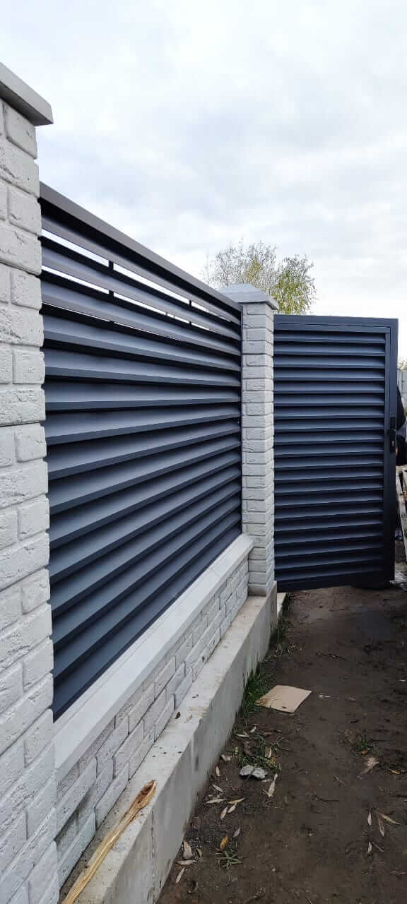 Забор-жалюзи из ламелей ЭКО-Z 32м RAL7024 Серый Графит МАТТЕ фото 4 в Сыктывкаре