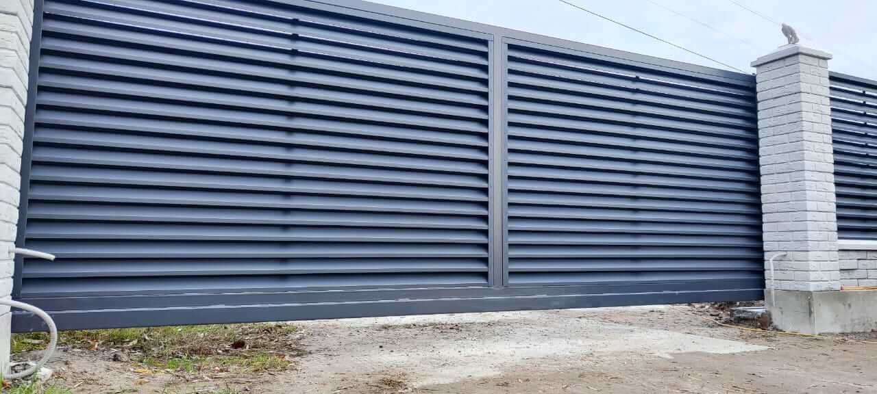 Забор-жалюзи из ламелей ЭКО-Z 32м RAL7024 Серый Графит МАТТЕ фото 3 в Сыктывкаре