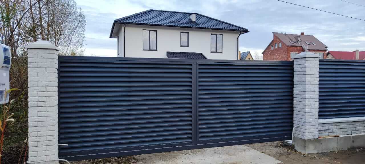 Забор-жалюзи из ламелей ЭКО-Z 32м RAL7024 Серый Графит МАТТЕ фото 2 в Сыктывкаре