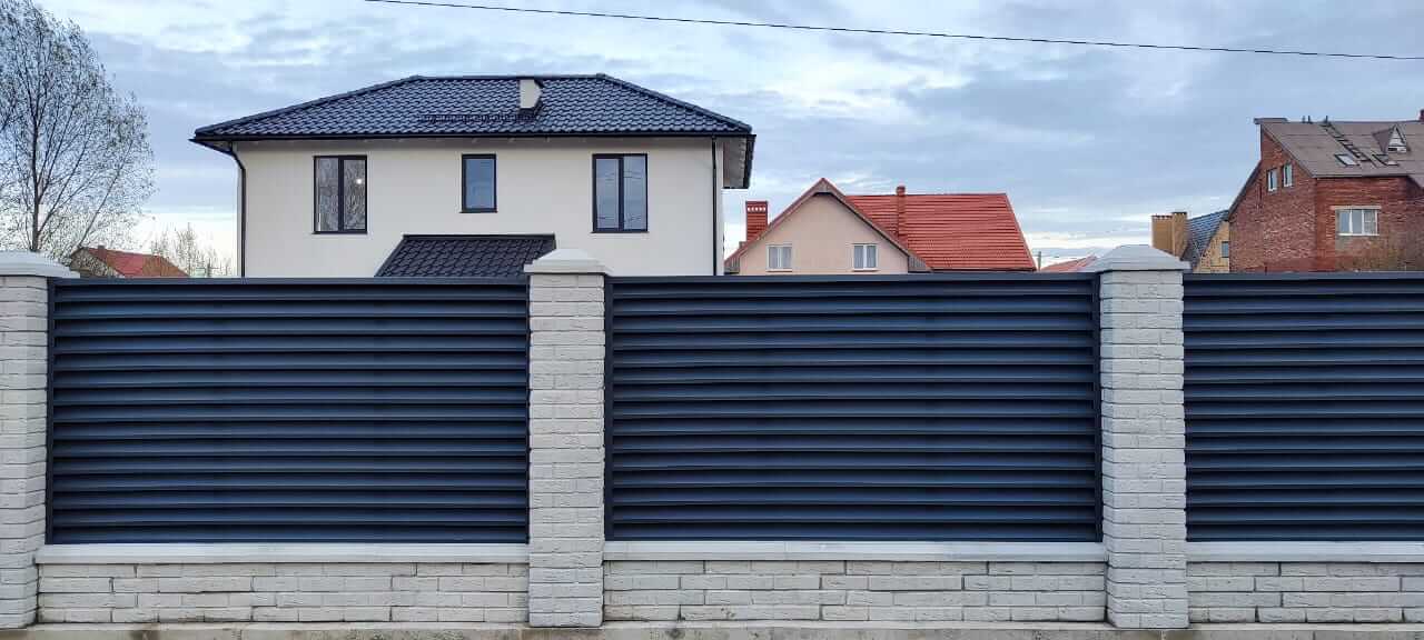 Забор-жалюзи из ламелей ЭКО-Z 32м RAL7024 Серый Графит МАТТЕ в Сыктывкаре