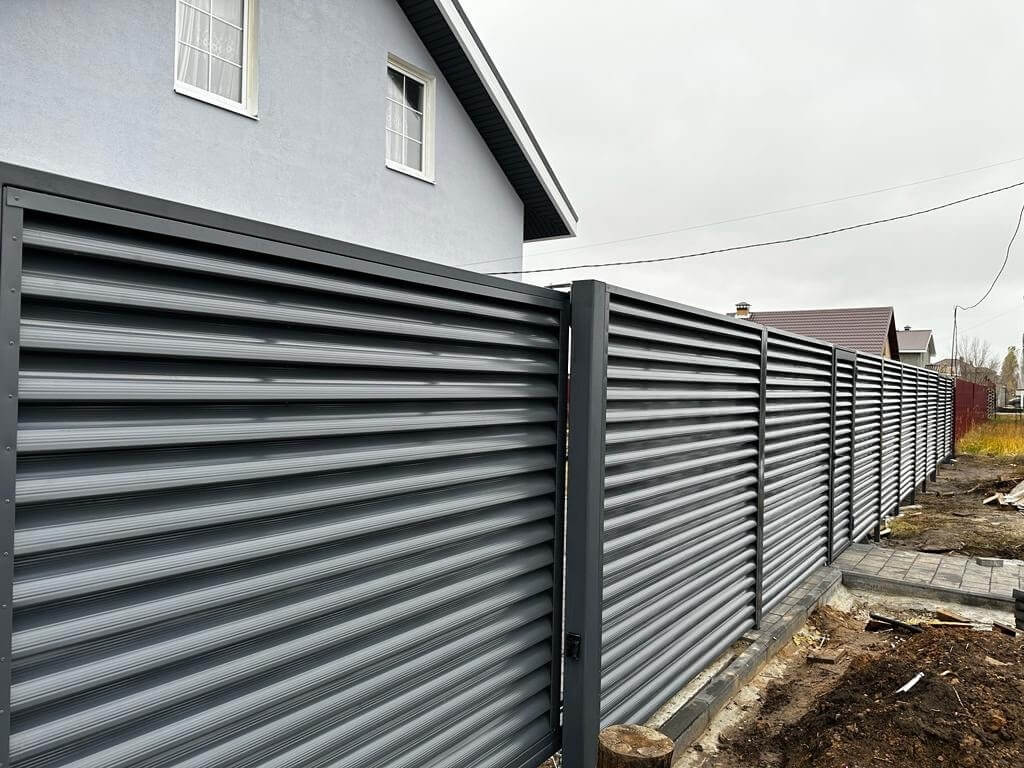 Забор-жалюзи из ламелей Еврожалюзи 28м RAL7024/7024 Серый Графит двусторонний фото 4 в Сыктывкаре