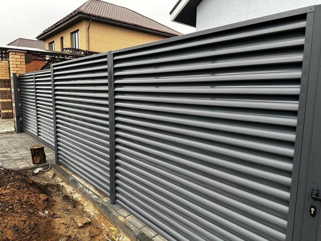 Забор-жалюзи из ламелей Еврожалюзи 28м RAL7024/7024 Серый Графит двусторонний фото 2 в Сыктывкаре