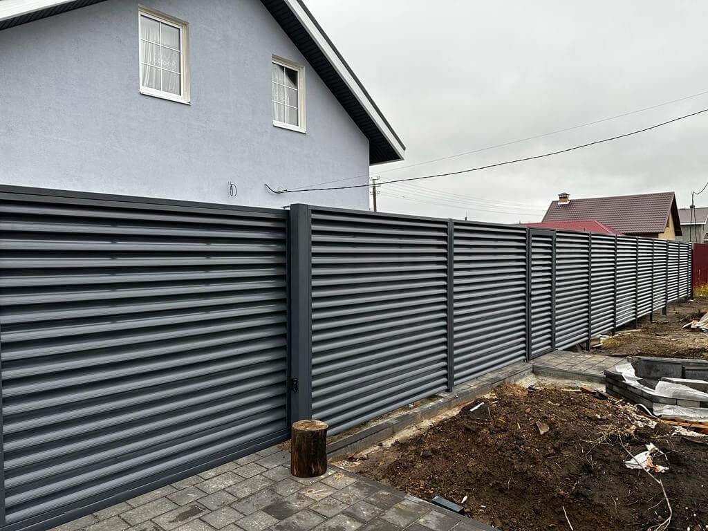Забор-жалюзи из ламелей Еврожалюзи 28м RAL7024/7024 Серый Графит двусторонний в Сыктывкаре