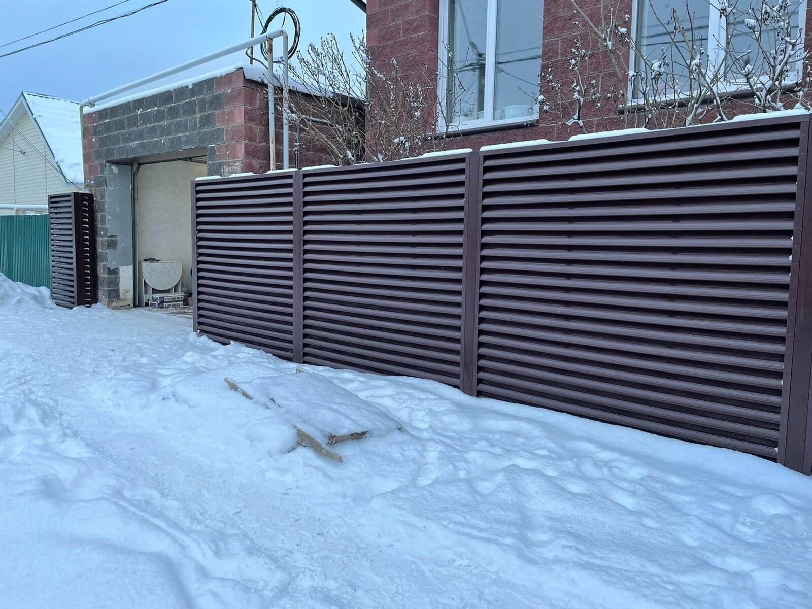 Забор из ламелей еврожалюзи 38м RAL8017/8017 Шоколад двусторонний фото 5 в Сыктывкаре
