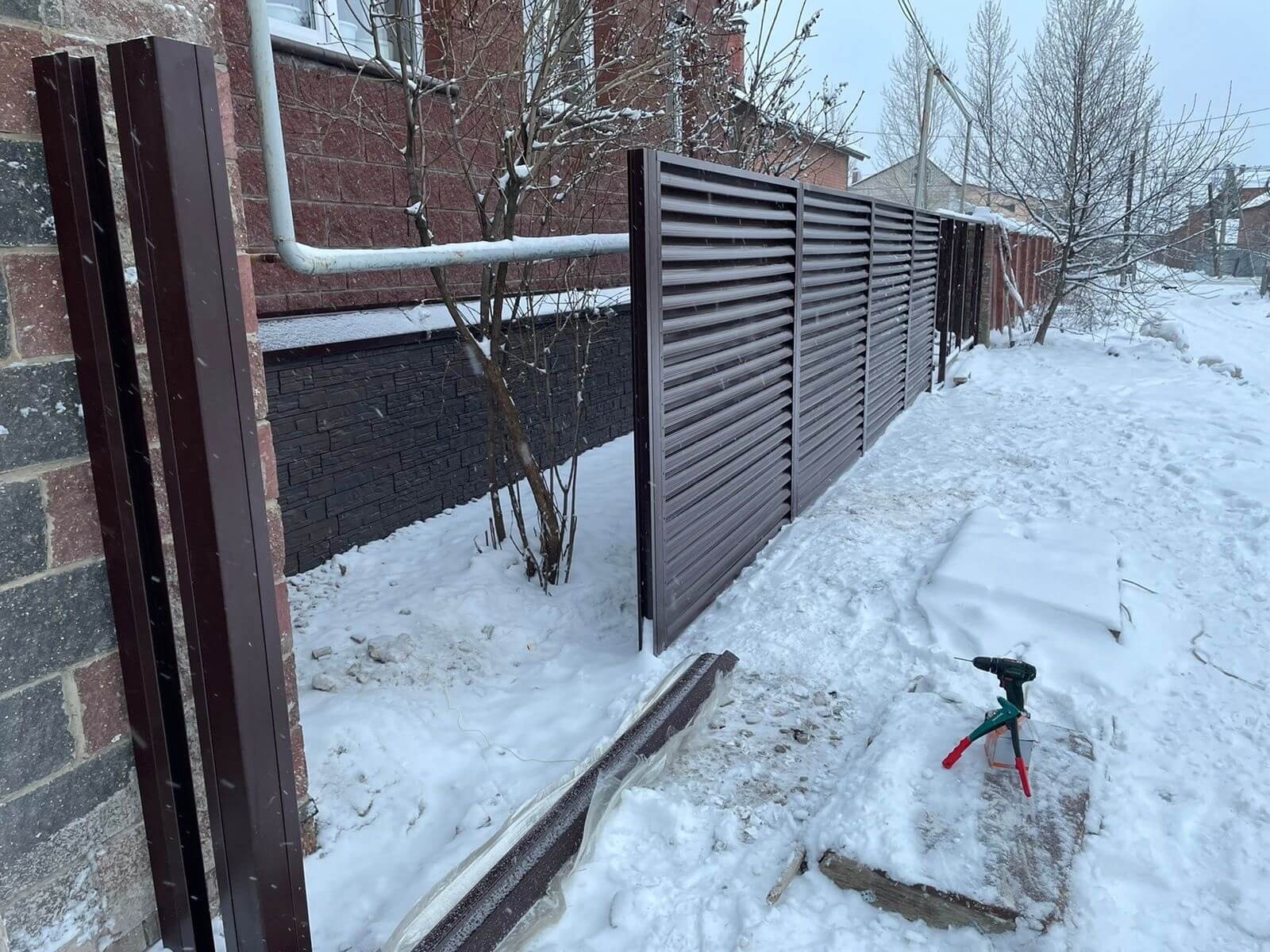 Забор из ламелей еврожалюзи 38м RAL8017/8017 Шоколад двусторонний фото 4 в Сыктывкаре