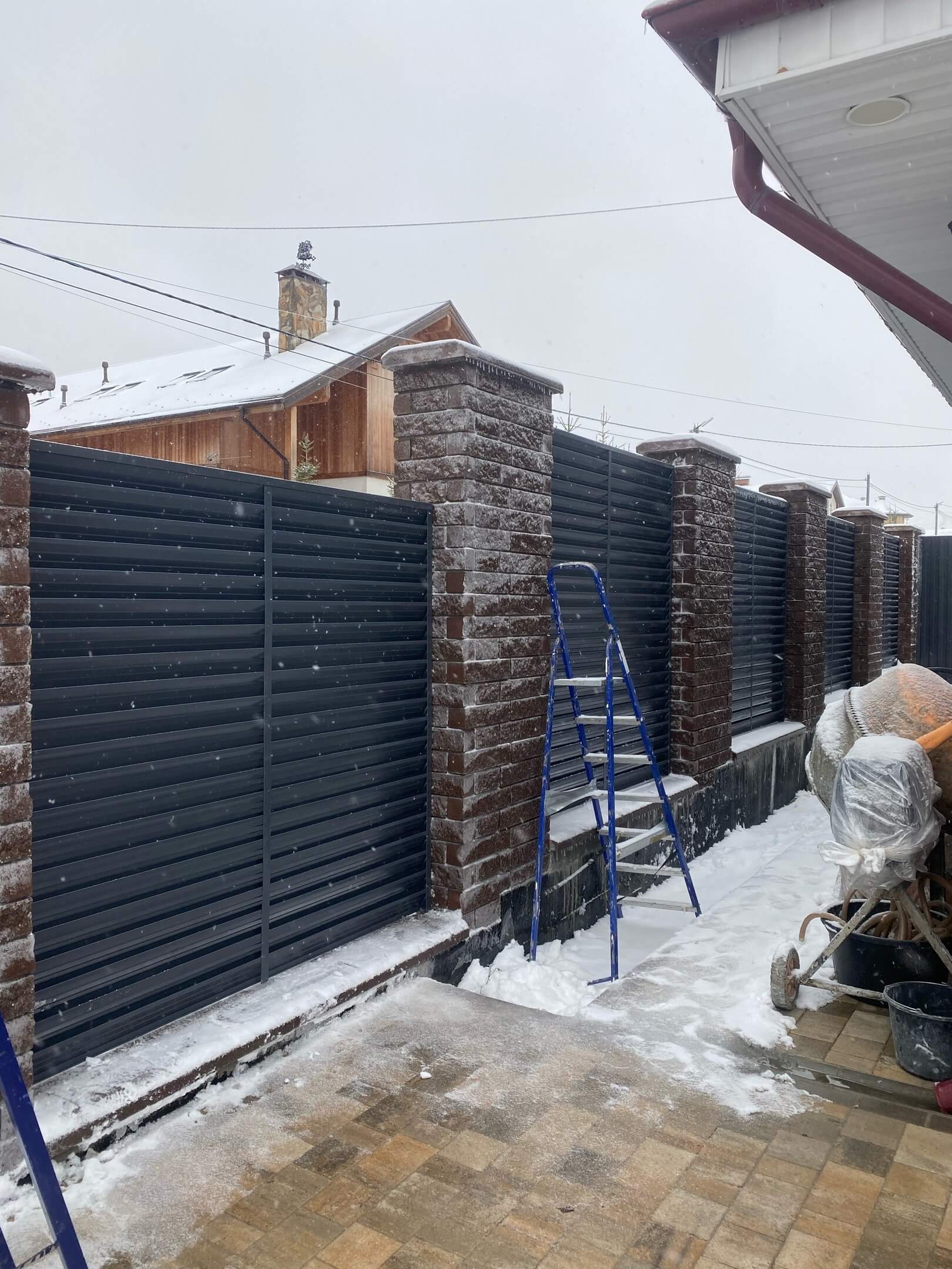 Забор-жалюзи из ламелей ЭКО-Z 44м RAL7024/7024 Серый Графит двусторонний фото 3 в Сыктывкаре