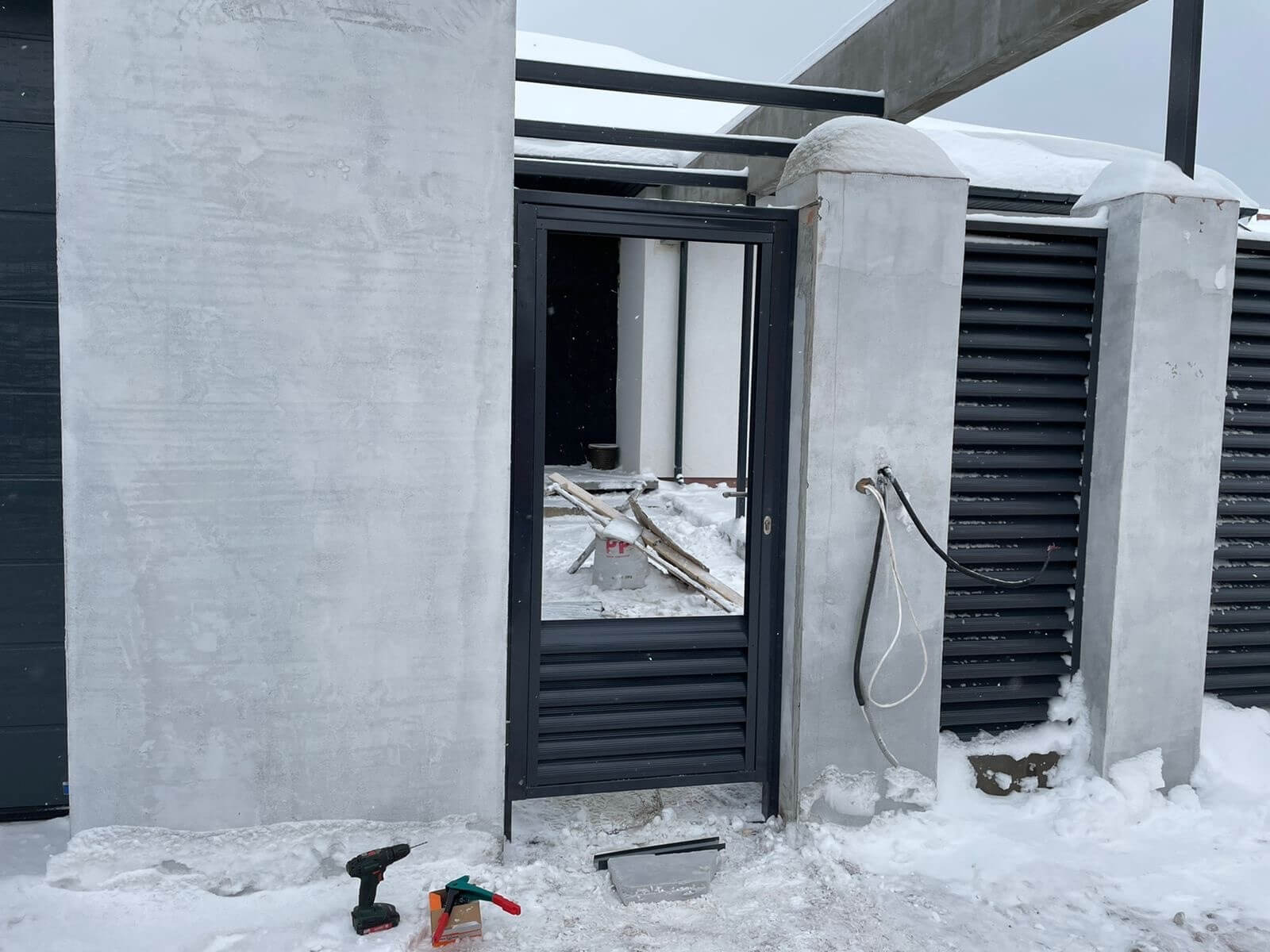 Забор из ламелей еврожалюзи 28м RAL7024/7024 Серый Графит двусторонний фото 2 в Сыктывкаре