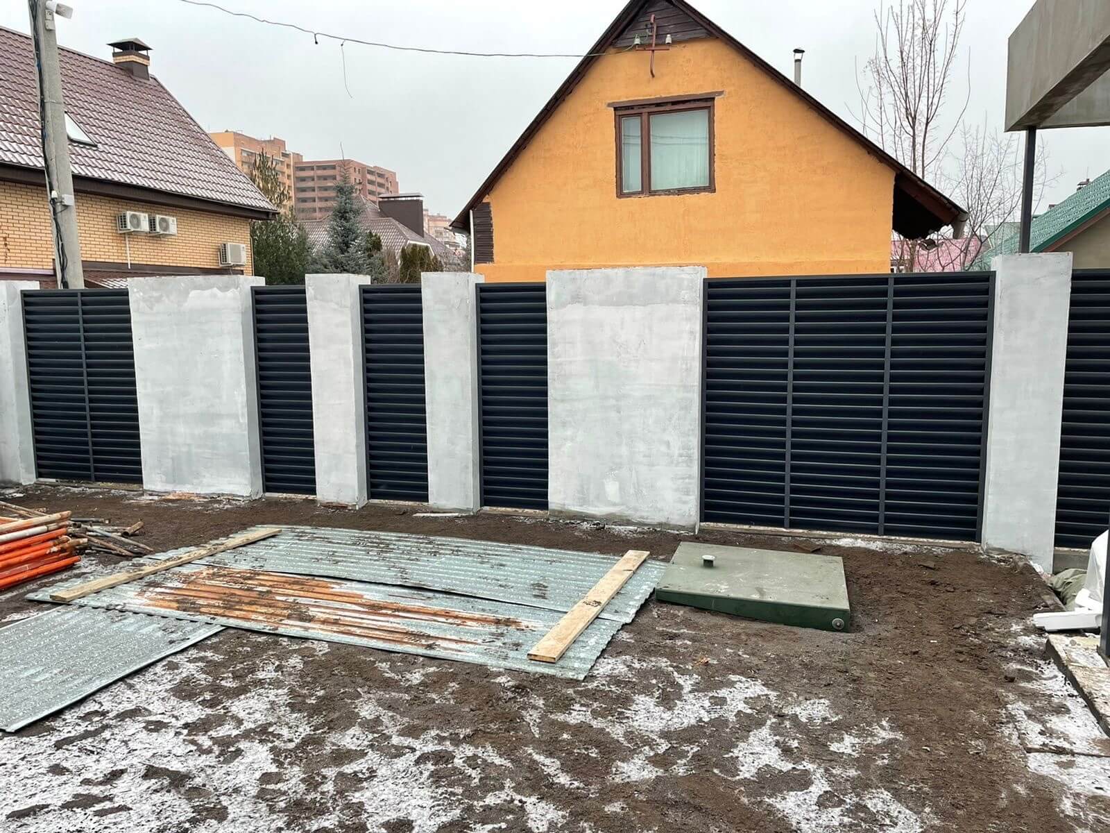 Забор из ламелей еврожалюзи 28м RAL7024/7024 Серый Графит двусторонний в Сыктывкаре