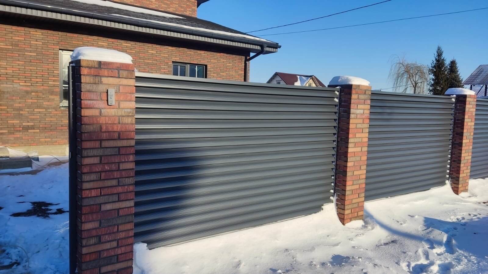 Забор-жалюзи с ламелями еврожалюзи 34м RAL7024/7024 Серый Графит двусторонний в Сыктывкаре