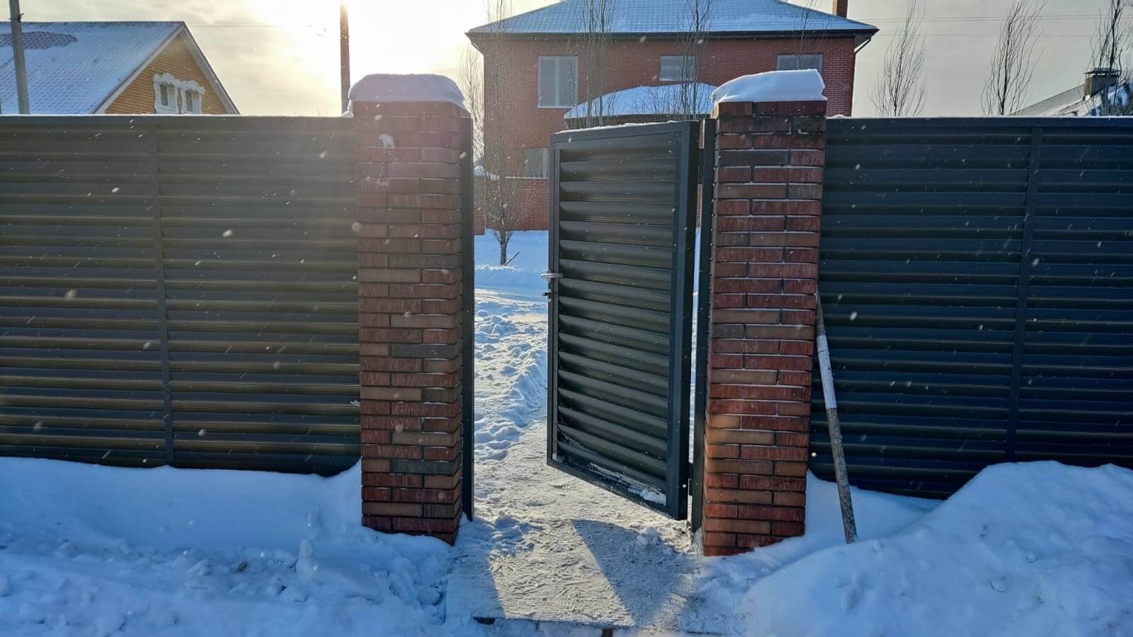 Забор-жалюзи с ламелями еврожалюзи 34м RAL7024/7024 Серый Графит двусторонний фото 3 в Сыктывкаре