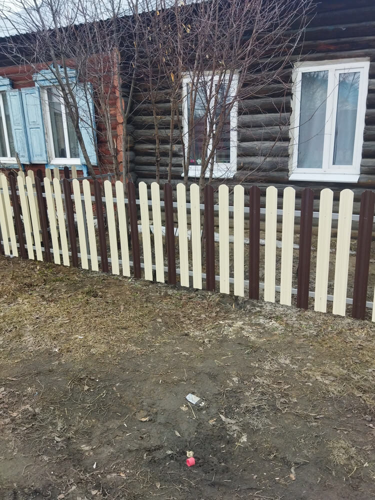 Забор из штакетника ЭКО-М 12м RAL1015/1015 Слоновая Кость двусторонний, RAL8017/8017 Шоколад двусторонний в Сыктывкаре