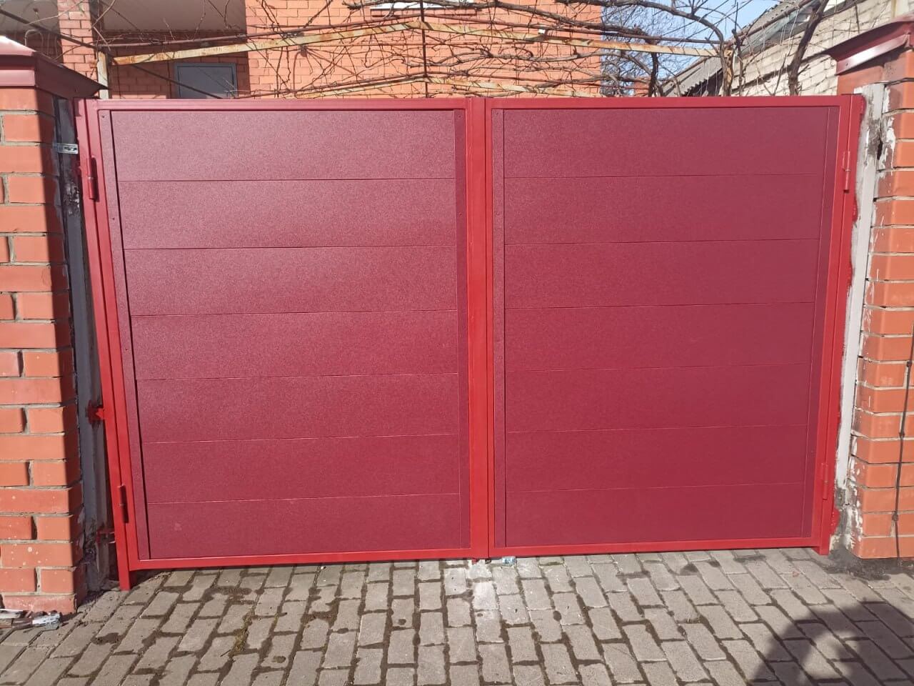 Ворота и калитка из металлопланкена 4м RAL3005 Красное Вино, Стальной Бархат фото 1 в Сыктывкаре