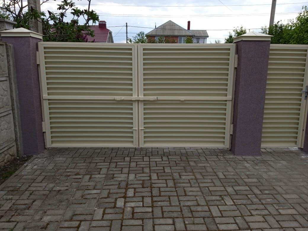 Забор-жалюзи с ламелями ЭКО-Z 10м RAL1015 Слоновая Кость фото 4 в Сыктывкаре