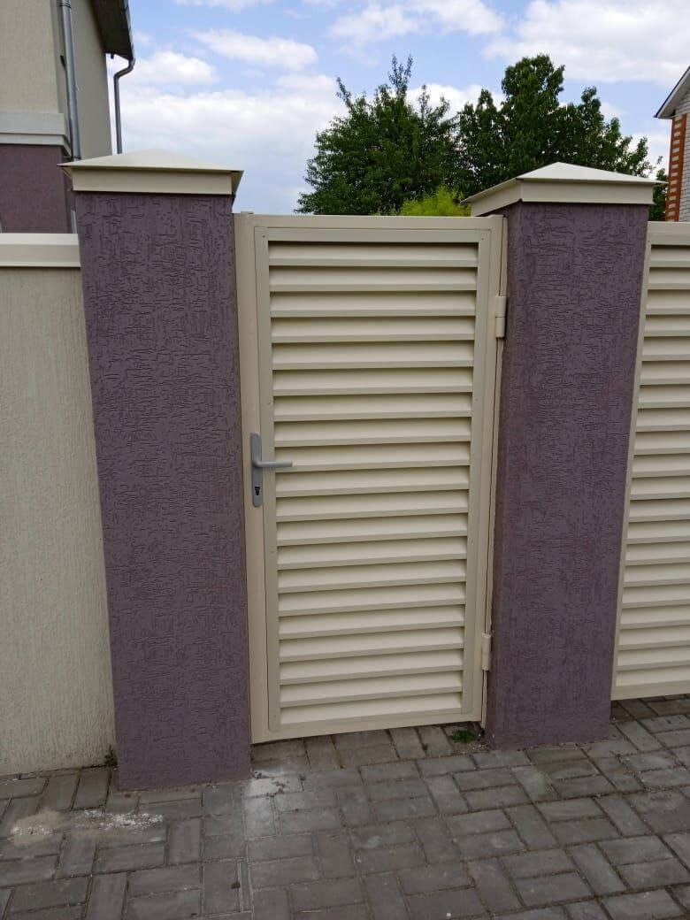Забор-жалюзи с ламелями ЭКО-Z 10м RAL1015 Слоновая Кость фото 3 в Сыктывкаре