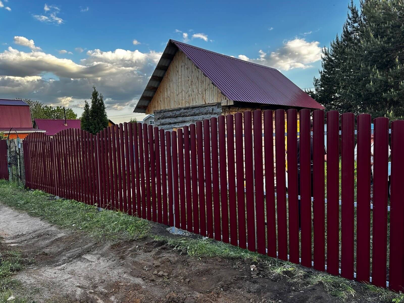 Забор из евроштакетника 28м RAL3005 Красное Вино фото 2 в Сыктывкаре