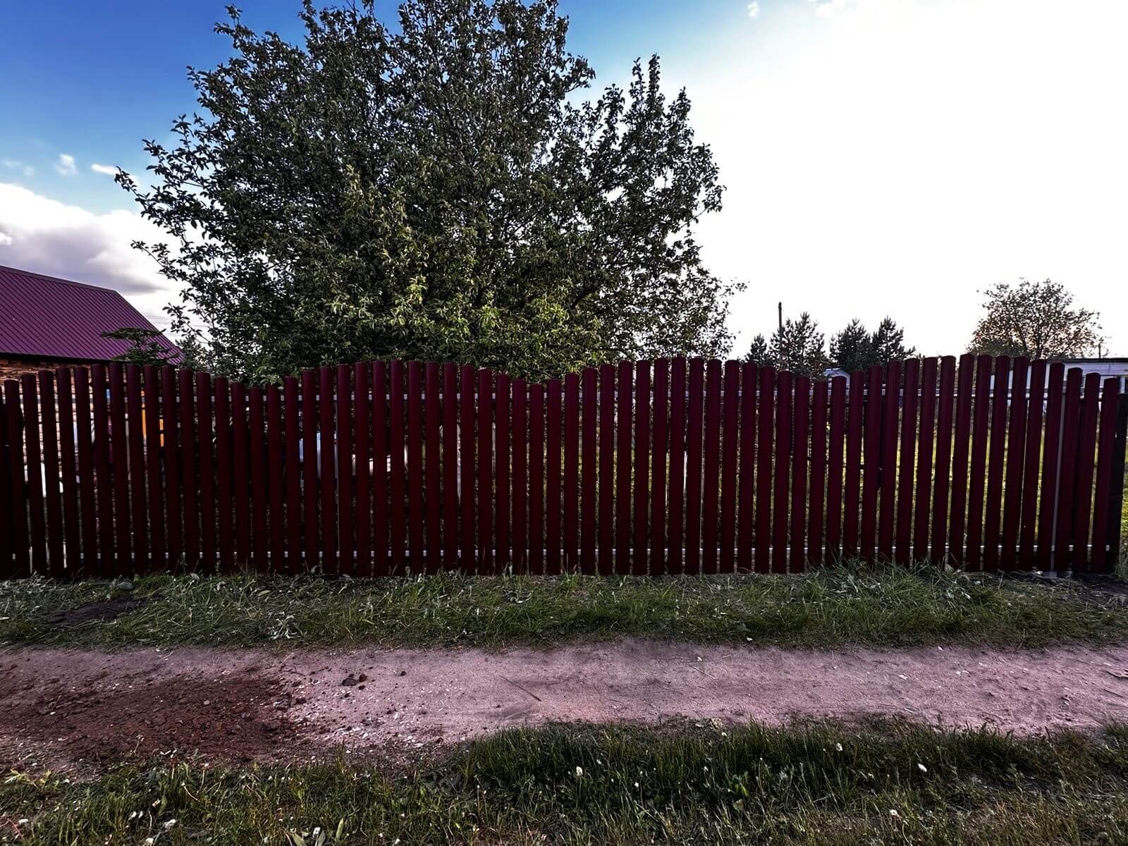 Забор из евроштакетника 28м RAL3005 Красное Вино фото 1 в Сыктывкаре