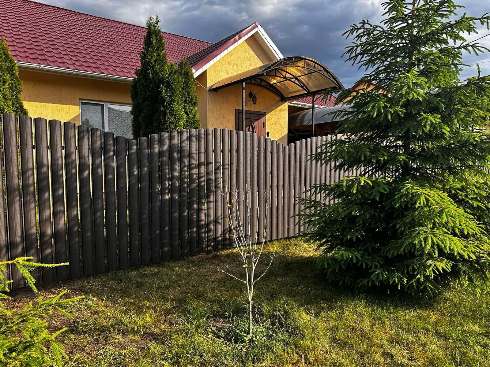 Забор из евроштакетника 37м RAL8019 Темный Шоколад МАТТЕ фото 4 в Сыктывкаре