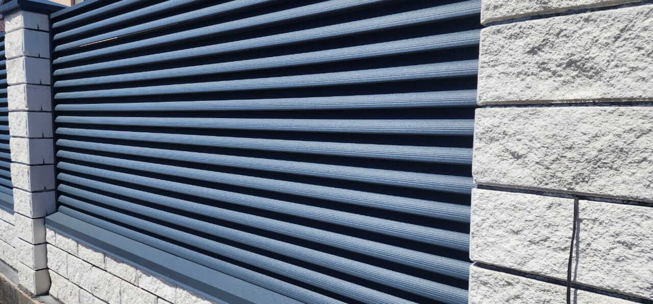 Забор из ламелей Еврожалюзи 32м RAL7024/7024 Серый Графит двусторонний МАТТЕ фото 1 в Сыктывкаре