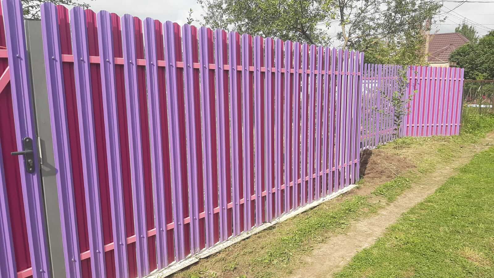 Двухцветный забор из евроштакетника 44м RAL4005 Сиреневый, RAL4006 Пурпурный фото 4 в Сыктывкаре
