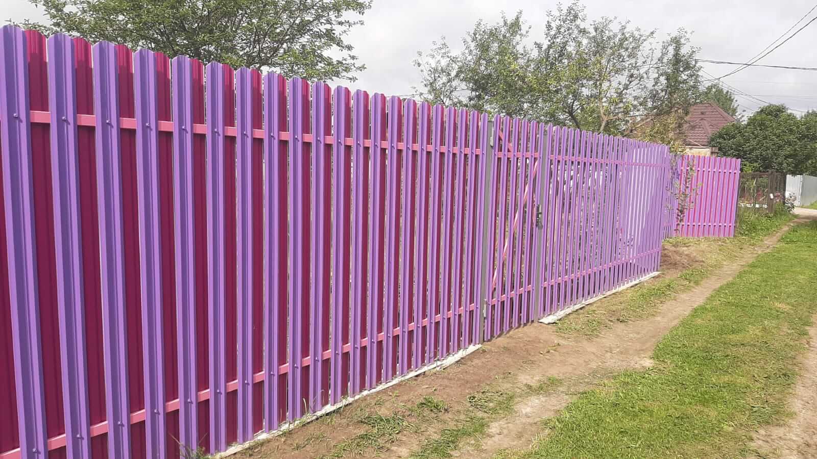 Двухцветный забор из евроштакетника 44м RAL4005 Сиреневый, RAL4006 Пурпурный фото 3 в Сыктывкаре
