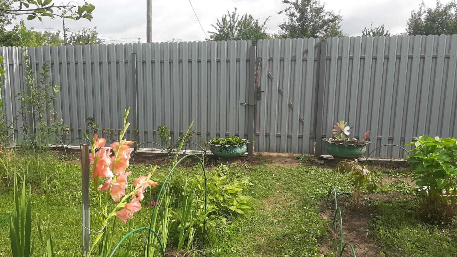 Двухцветный забор из евроштакетника 44м RAL4005 Сиреневый, RAL4006 Пурпурный фото 1 в Сыктывкаре
