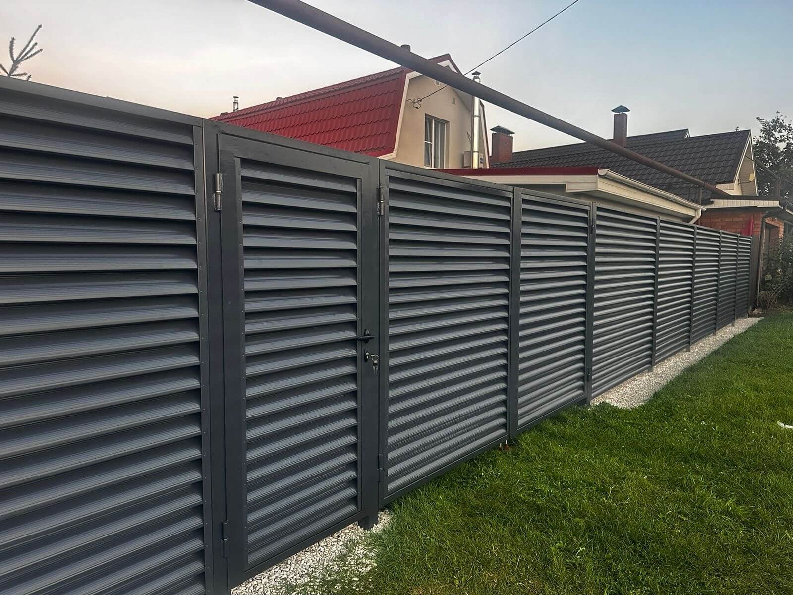 Забор из ламелей Еврожалюзи 26м RAL7024/7024 Серый Графит двусторонний фото 1 в Сыктывкаре