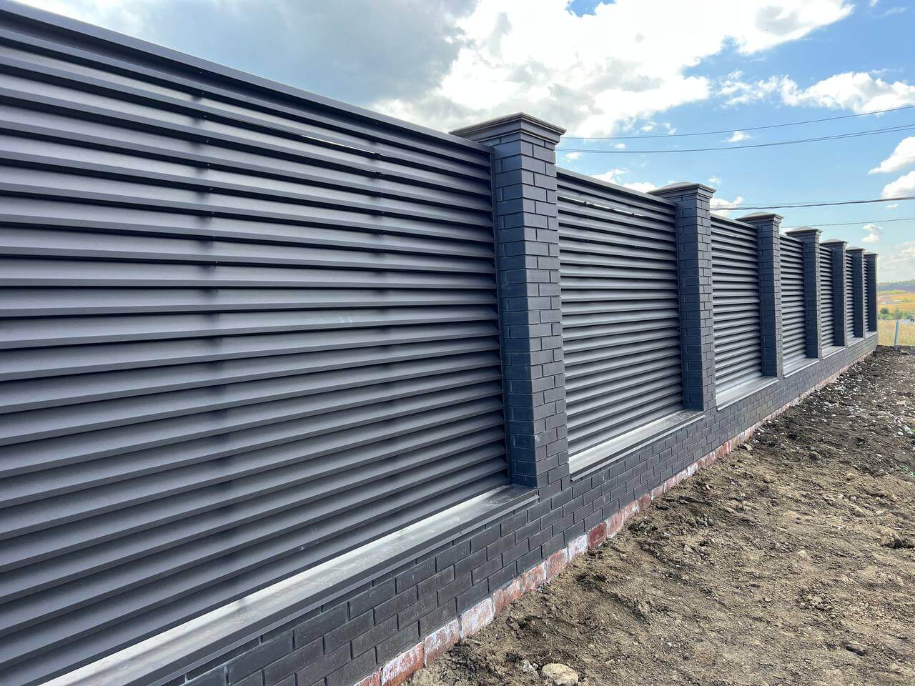 Забор-жалюзи из ламелей ЭКО-Z 43м RAL8019 Темный Шоколад МАТТЕ в Сыктывкаре