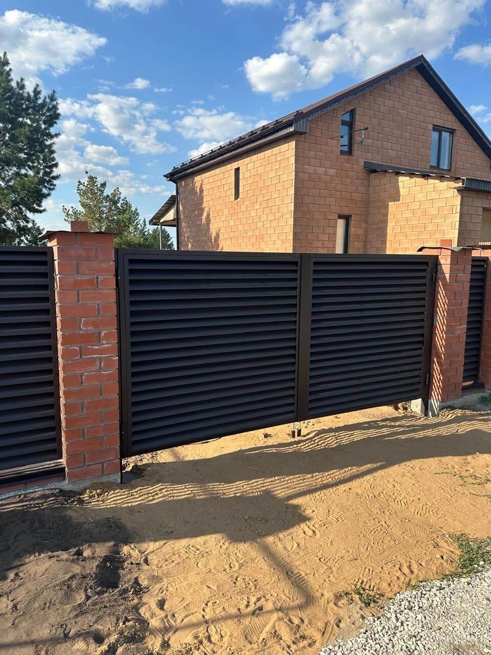 Забор-жалюзи из ламелей Еврожалюзи 38м RAL8019 Темный Шоколад МАТТЕ фото 4 в Сыктывкаре