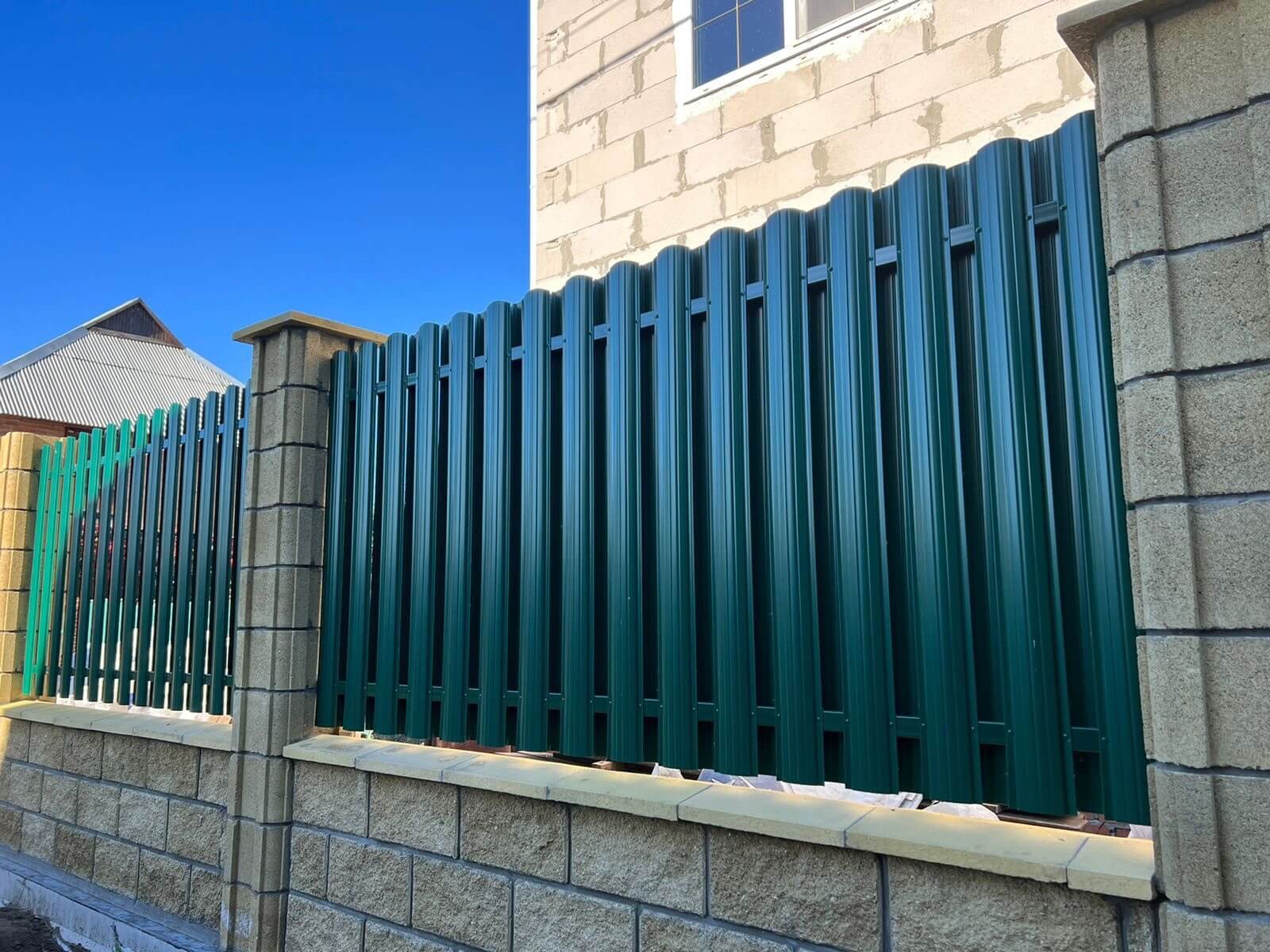 Забор из евроштакетника 22м RAL6005/6005 Зеленый Мох двусторонний фото 7 в Сыктывкаре