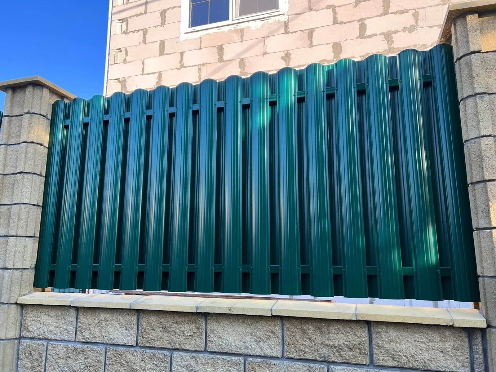 Забор из евроштакетника 22м RAL6005/6005 Зеленый Мох двусторонний фото 2 в Сыктывкаре