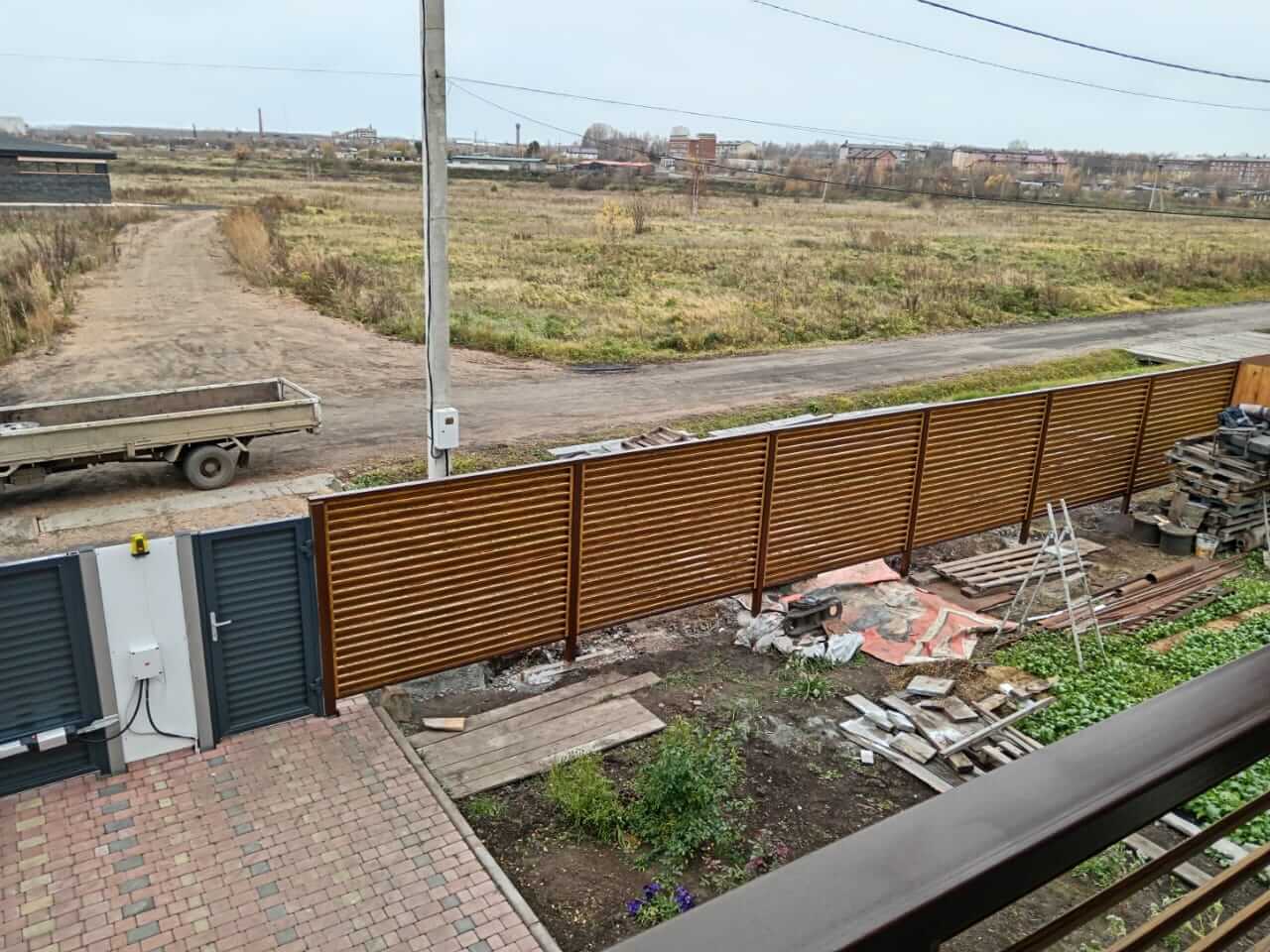 Забор-жалюзи 12м + балконное ограждение из ламелей Еврожалюзи Орех Миланский 3D Принтек фото 2 в Сыктывкаре