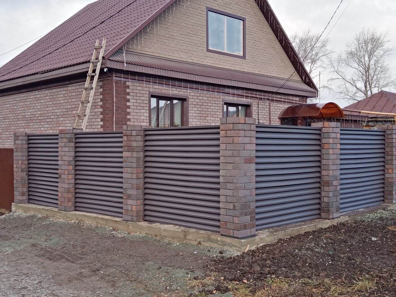 Забор-жалюзи из ламелей ЭКО-Z-US (усиленные) 30м RAL8019/8019 Темный Шоколад двусторонний МАТТЕ фото 3 в Сыктывкаре